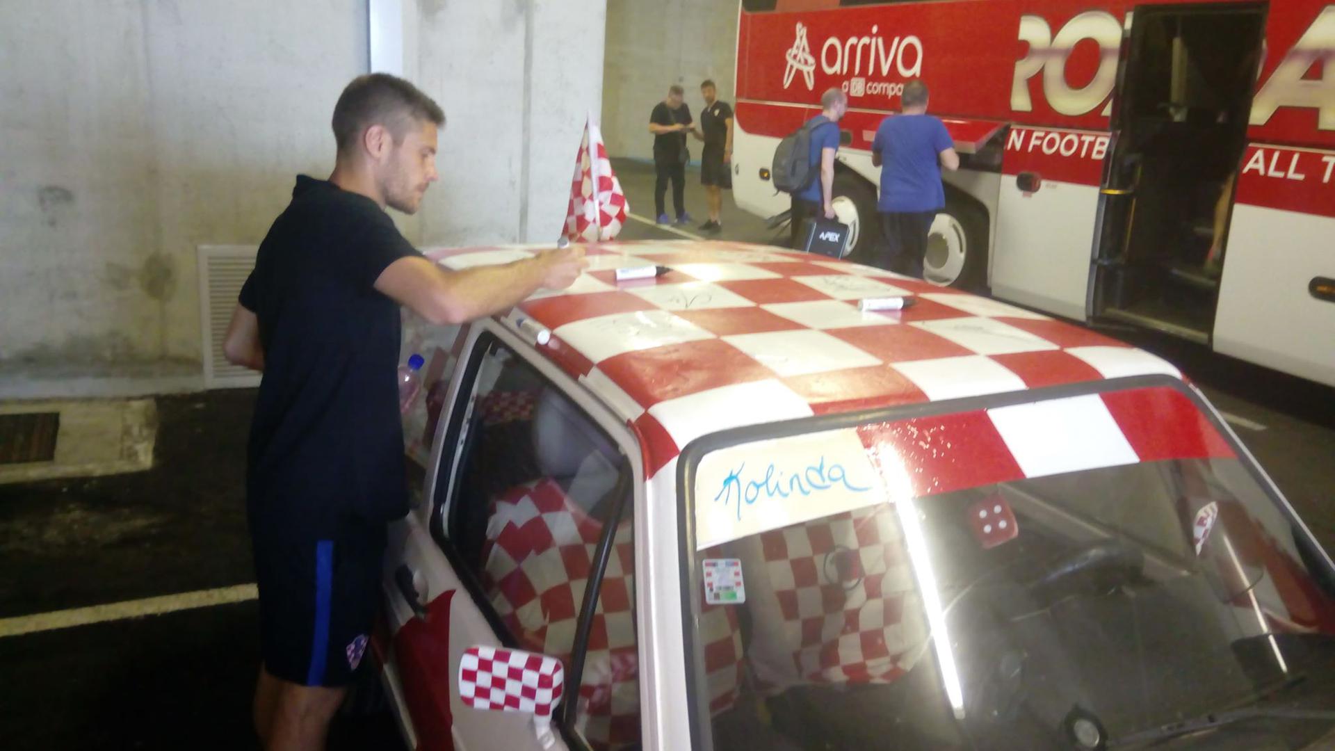 Anić je s kultnim automobilom krenuo u Osijek gdje će hrvatska reprezentacija u subotu zaigrati protiv Walesa.
