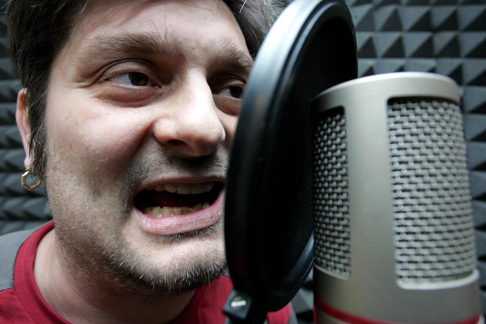 Već 1990. godine uslijedio je album "Kreativni nered", koji je iznjedrio megahit "Jače manijače", nastao u suradnji s Rambom Amadeusom. Planirana velika turneja, međutim, naglo je prekinuta izbijanjem rata, što je na Dinu ostavilo dubok trag. Uslijedile su godine kreativne i osobne borbe, obilježene depresijom i ovisnošću, o čemu je kasnije otvoreno govorio.
