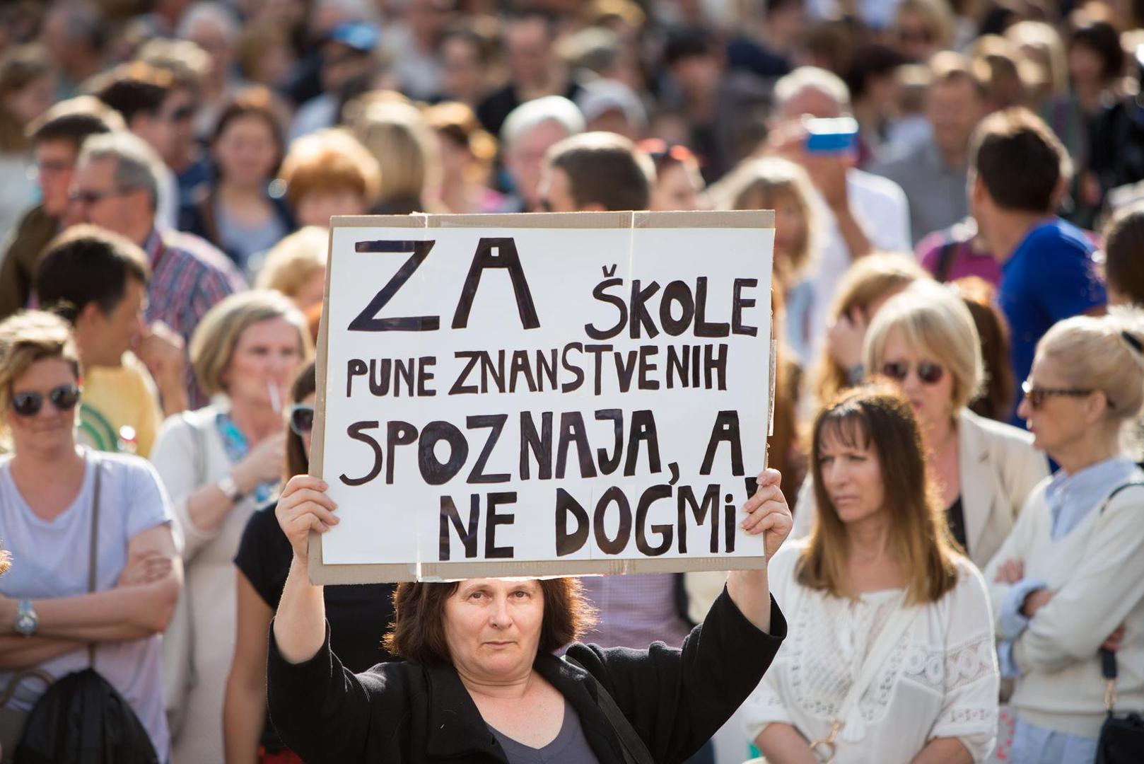 Na prosvjedu se tražilo da se pruži podrška Cjelovitoj kurikularnoj reformi i Ekspertnoj radnoj skupini te da se vjeruje obrazovnim radnicima u procesu reforme bez pritisaka, intervencija i cenzure.

