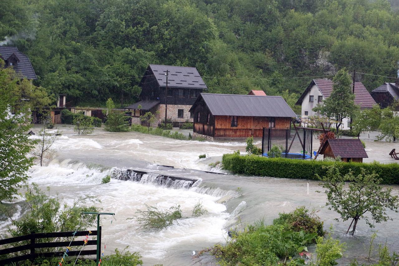 Zbog visokog vodostaja Mrežnice poplavljene su brojne ceste na području Duga Rese i okolnih sela