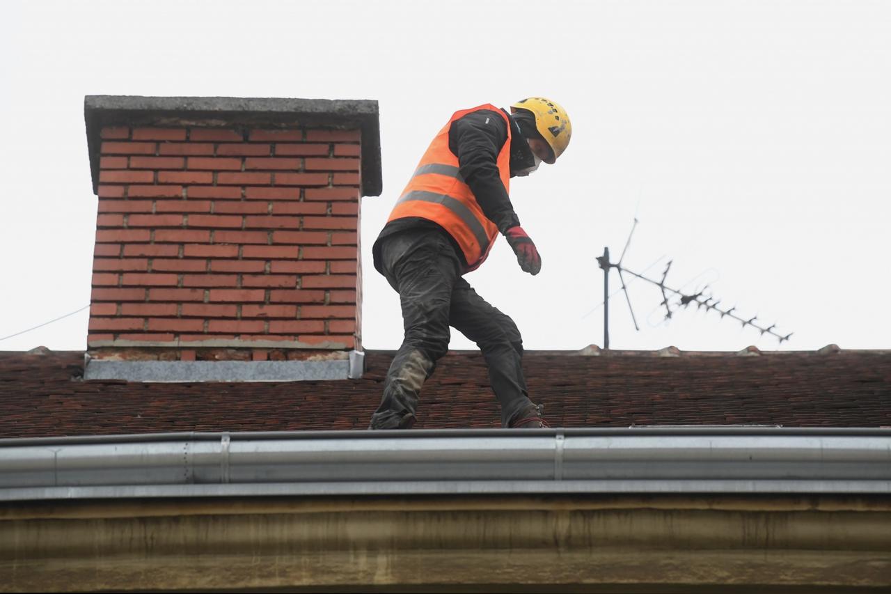 Zagreb: Pogled s Gornjeg grada na krovove oštećene u potresu