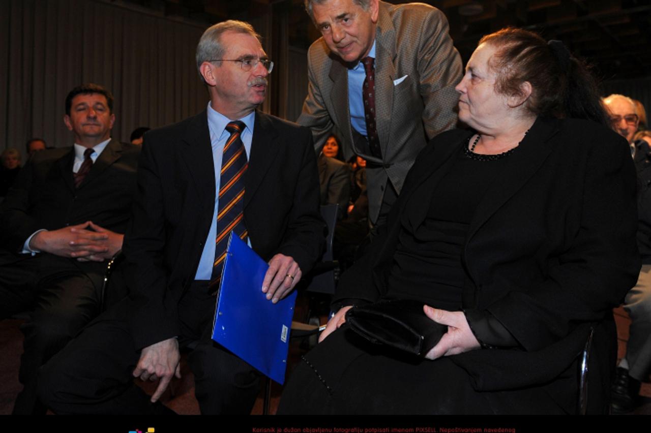 '02.04.2009., Zagreb - Na zagrebackom Velesajmu u restoranu Globus odrzano predstavljanje knjige o braniteljima autorice Gordane Turic. Gordana Turic, Andrija Hebrang, Zarko Domjan.  Photo: Marko Luku