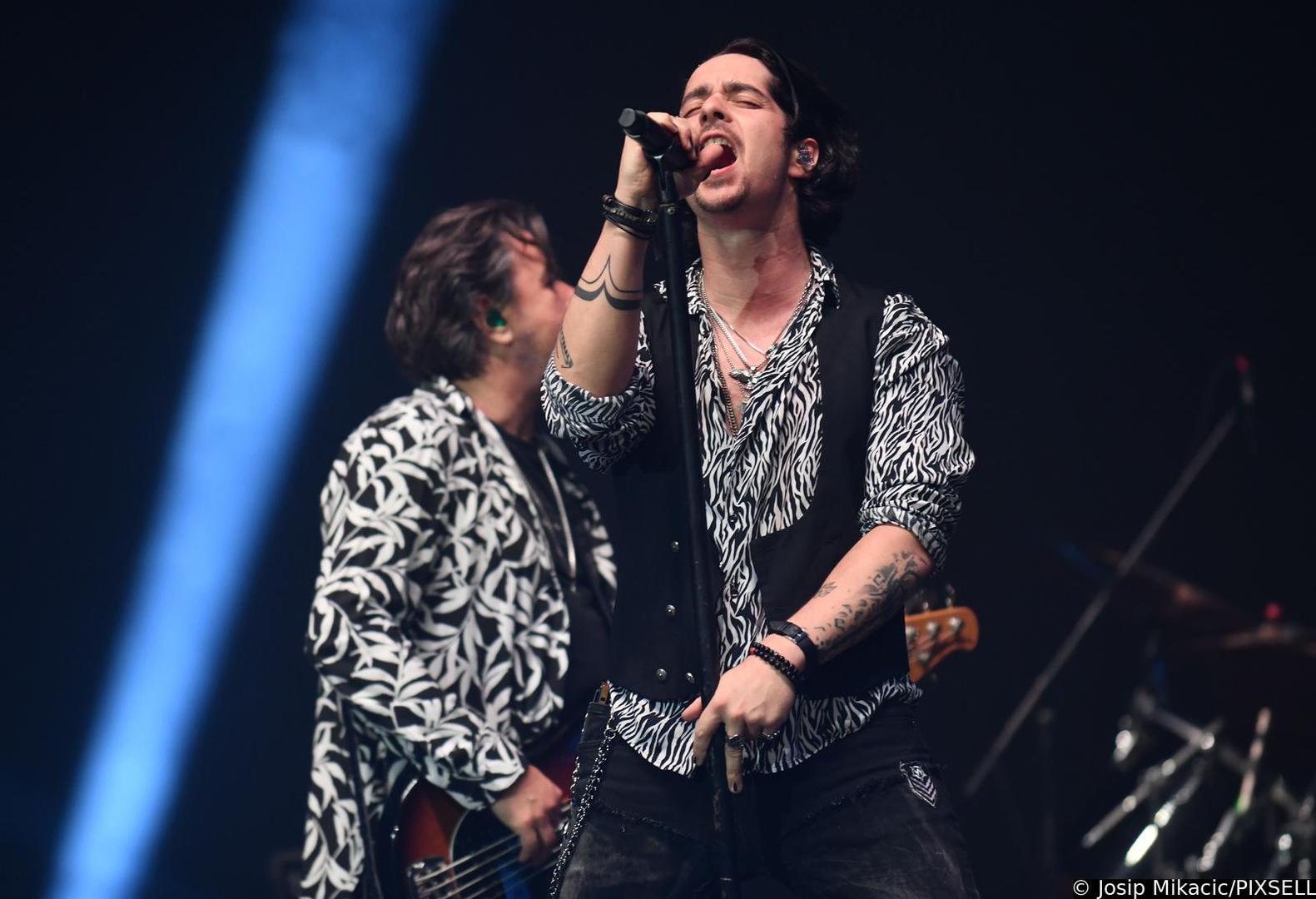 Ipak, preostali članovi na čelu s Huseinom Hasanefendićem Husom odlučili su nastaviti glazbeni put, a na mjesto frontmena benda došao je mladi Igor Drvenkar, čiji se glas večeras orio Arenom. Najljepše prizore s koncerta pogledajte u nastavku.