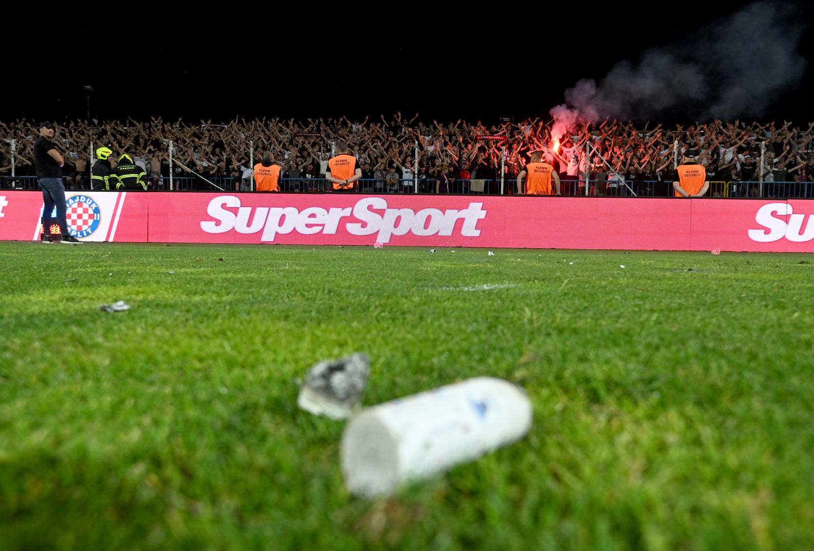 Evo kako izgleda teren nakon što ga je Torcida zasula bakljama