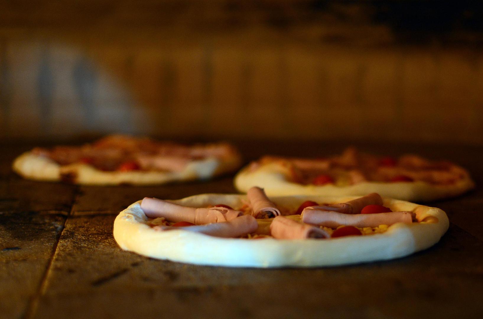 Mnogi misle o tome što će staviti na pizzu, mozzarellu, povrće, dimljenu šunku, kulen i sl., no pritom zaboravljaju na tijesto. Stručnjaci tvrde kako je riječ o "termodinamici", odnosno, temperaturi pečenja. 