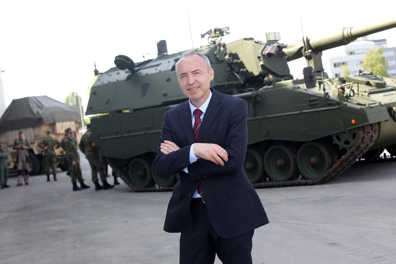 13.04.2017  Zagreb- Ministar obrane RH, Damir Krsticevic. uz haubicu PzH 2000. Photo: Boris Scitar/Vecernji list