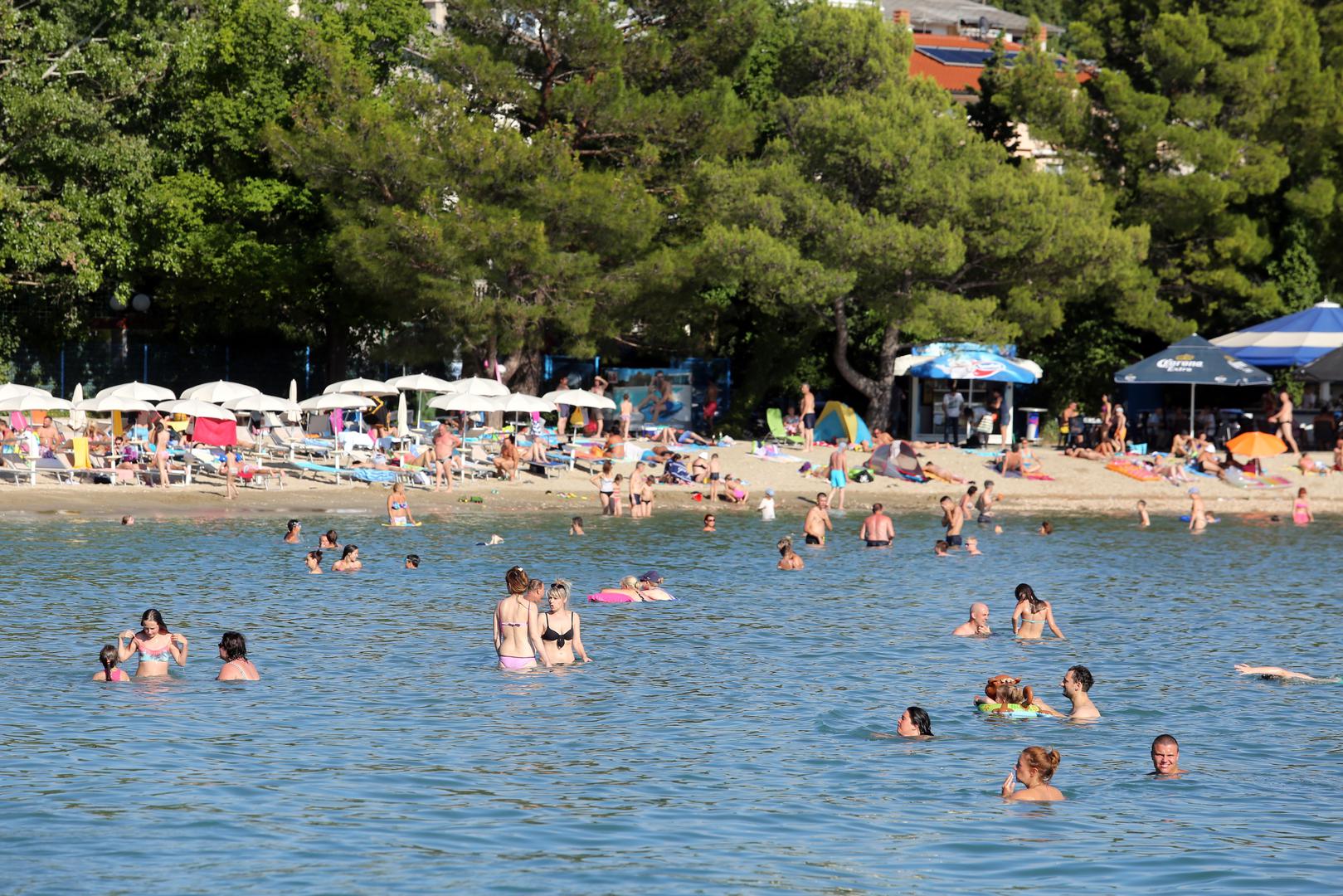 Turisti uživaju na crikveničkim plažama u moru, suncu i sportovima na moru.