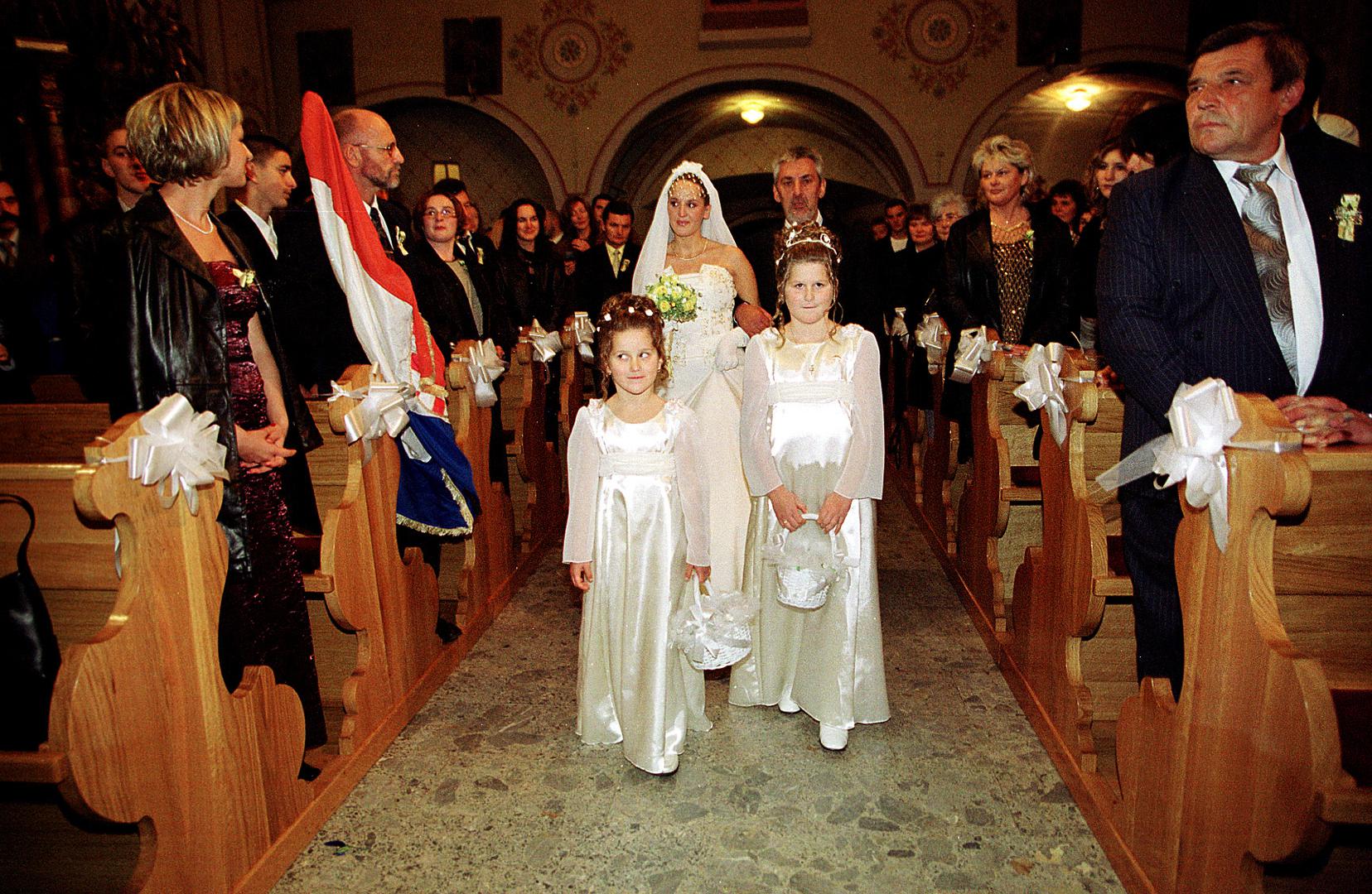 Crkva je bila simbolično smještena tek nekoliko stotina metara od Klaudijine roditeljske kuće, stvarajući intimnu i obiteljsku atmosferu za ovaj važan dan. Prije vjenčanja, par je već dijelio životni prostor u velikom stanu u zagrebačkoj Malešnici, koji je Mirko kupio novcem zarađenim u najprestižnijim svjetskim arenama.