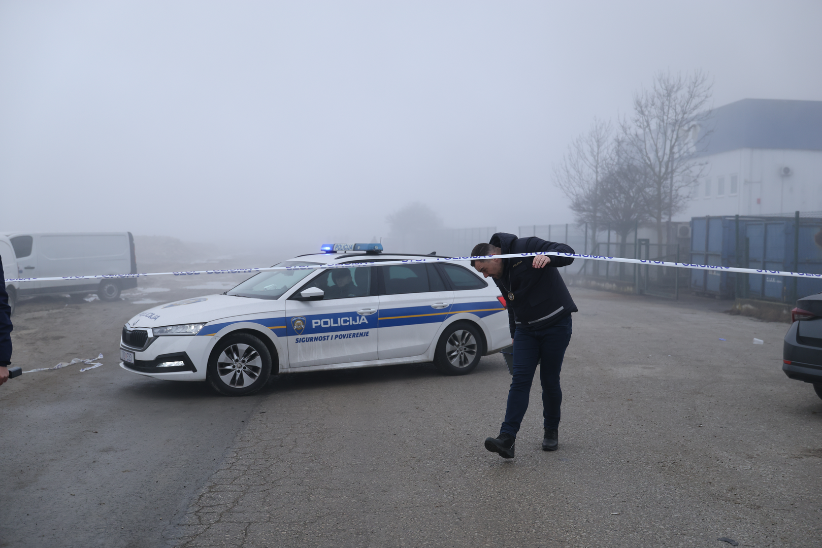 Tijekom noći požar je gasilo oko 60 vatrogasaca s pet vatrogasnih vozila.