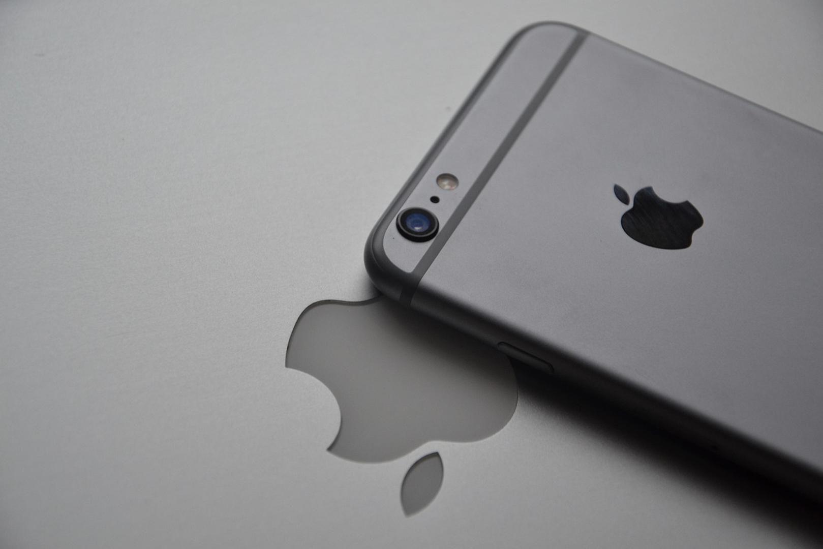 7. Brzo uklonite pozadinu s fotografija - Dodirnite i zadržite bilo koju sliku pohranjenu u aplikaciji Datoteke, zatim dodirnite Brze akcije > Ukloni pozadinu. iOS stvara duplikat vaše izvorne fotografije bez pozadine - savršeno za daljnje uređivanje u drugoj aplikaciji. Isti trik možete koristiti i s više fotografija.
