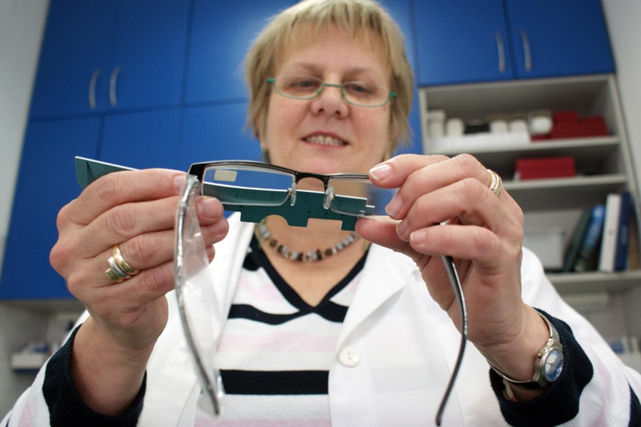 \'podravina i bilogora, virovitica, 12.01.2011. test jeftinih naocala u jednoj virovitickoj optici - ilustracija uz temu o poplavi losih naocala u trgovinama, na kioscima, benzinskimn postajama snimil