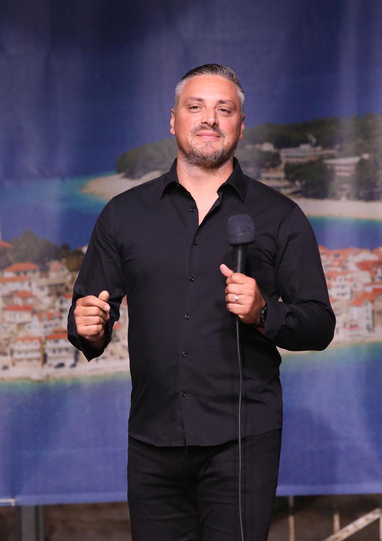 Andrea i ja smo obiteljski tip ljudi i ja sve što radim za glazbu, radim iz ljubavi jer to volim. U posljednje dvije godine malo sam se intenzivnije uhvatio glazbe, iako sam cijeli život okružen glazbom. Mi nismo ljudi za novine i medije, mislim da smo previše normalni i da smo zbog toga manje zanimljivi ljudima" - rekao je simpatični Dalmatinac, koji je poznat po svojoj skromnosti i odanosti obitelji.