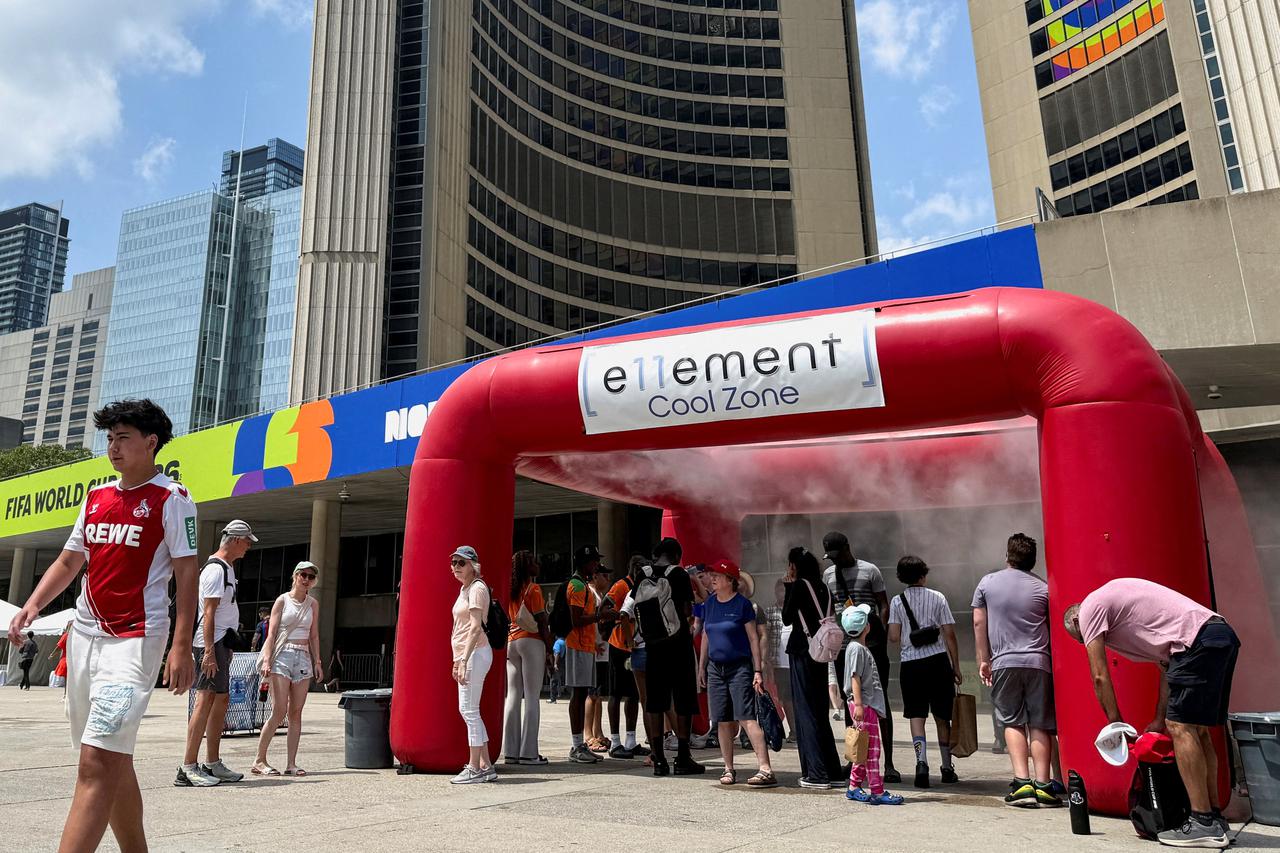 Football fans braves heat in Toronto fan zone