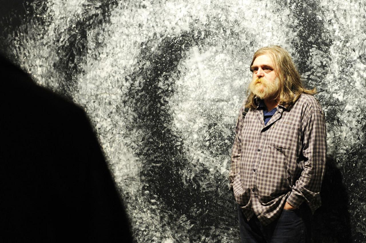 Boris Demur pred jednom od svojih slika 