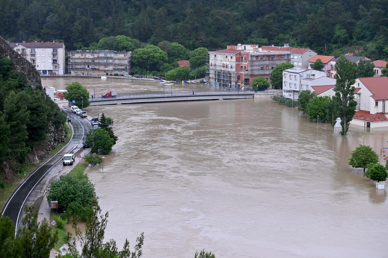 Obrovac: Građani uz pomoć vatrogasaca i dalje se bore s vodom u poplavljenom Obrovcu