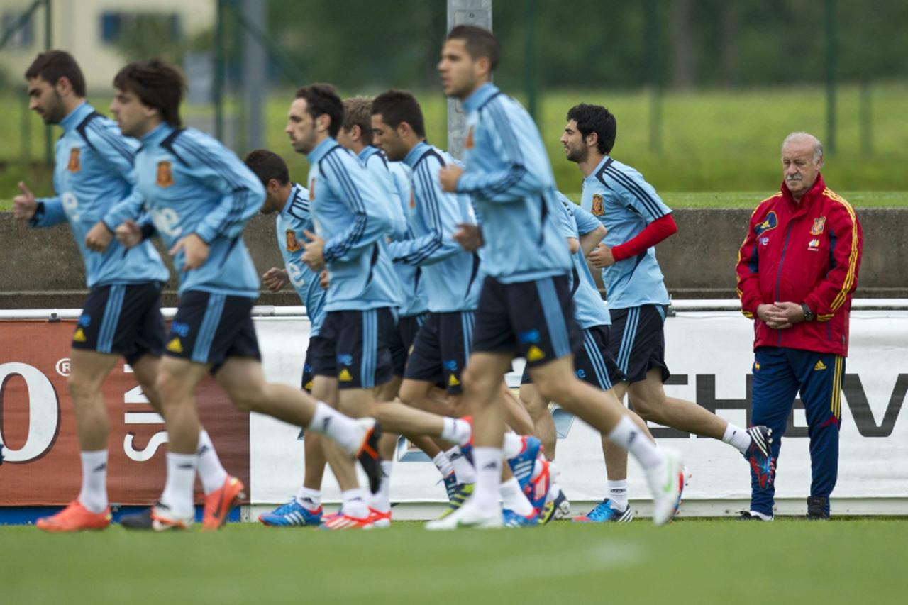 'Spain\'s national soccer team coach Vicente Del Bosque watch his players during a training session in the western Austrian town of Schruns May 23, 2012. Spain will play a friendly match against Serbi