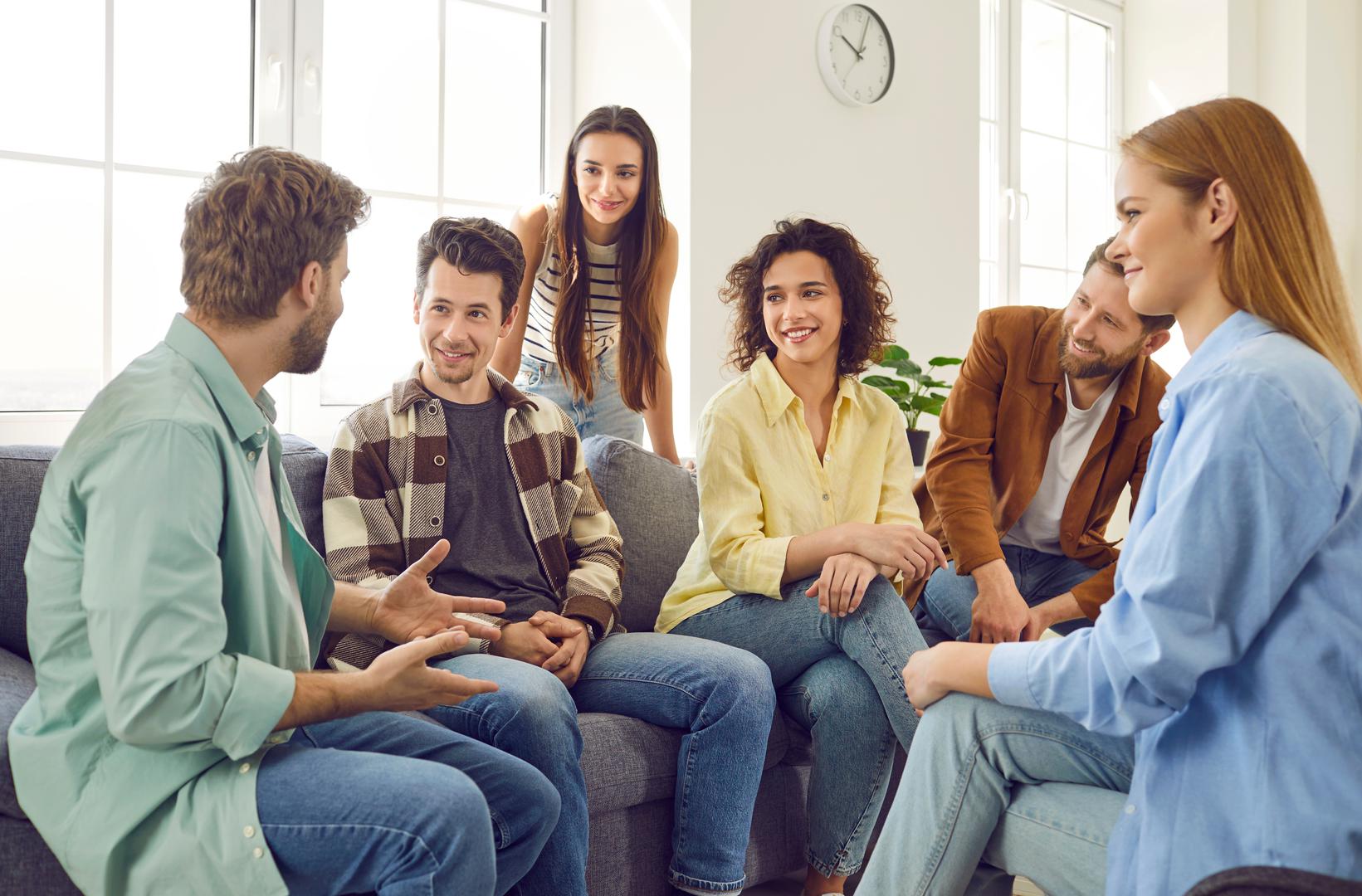 4. Ostanite povezani i znatiželjni: "Društvena interakcija je poput vježbanja za vaš mozak. Čitate izraze lica, prisjećate se priča, rješavate male probleme u razgovoru. I možete naučiti nešto novo. Jezik, instrument, čak i novi recept grade nove neuronske veze koje održavaju mozak fleksibilnim", rekao je liječnik.