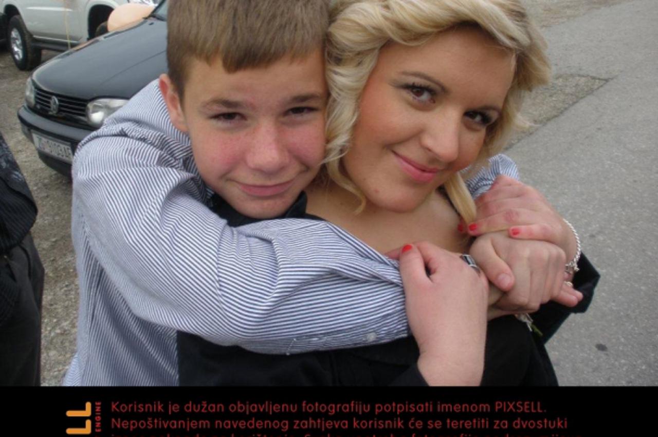 '19.11.2012., Zagreb -  Obitelj Ivice Rozica ciji je maloljetni sin Ivica u petak poginuo na praksi u automehanicarskoj radioni Jamnice d.d. u Getaldicevoj ulici dok je popravljao pokvarenu utovarnu r