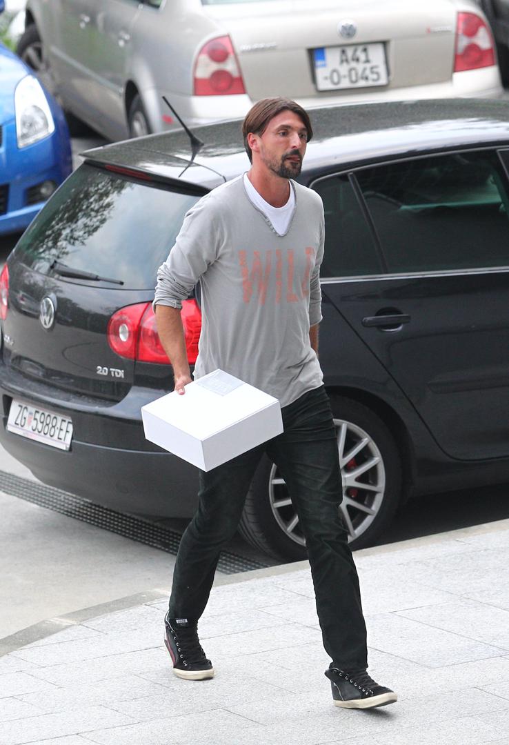 Jedna od prvih osoba koja ju je posjetila bio je njezin bivši suprug, Goran Ivanišević, koji joj je na poklon donio tortu.