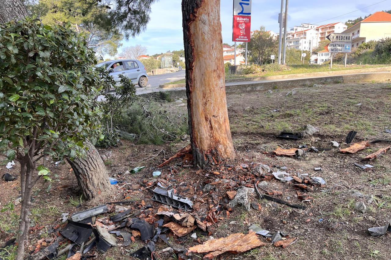 Tragedija kod Trogira: Automobilom se zabili u stablo, dvoje ljudi poginulo