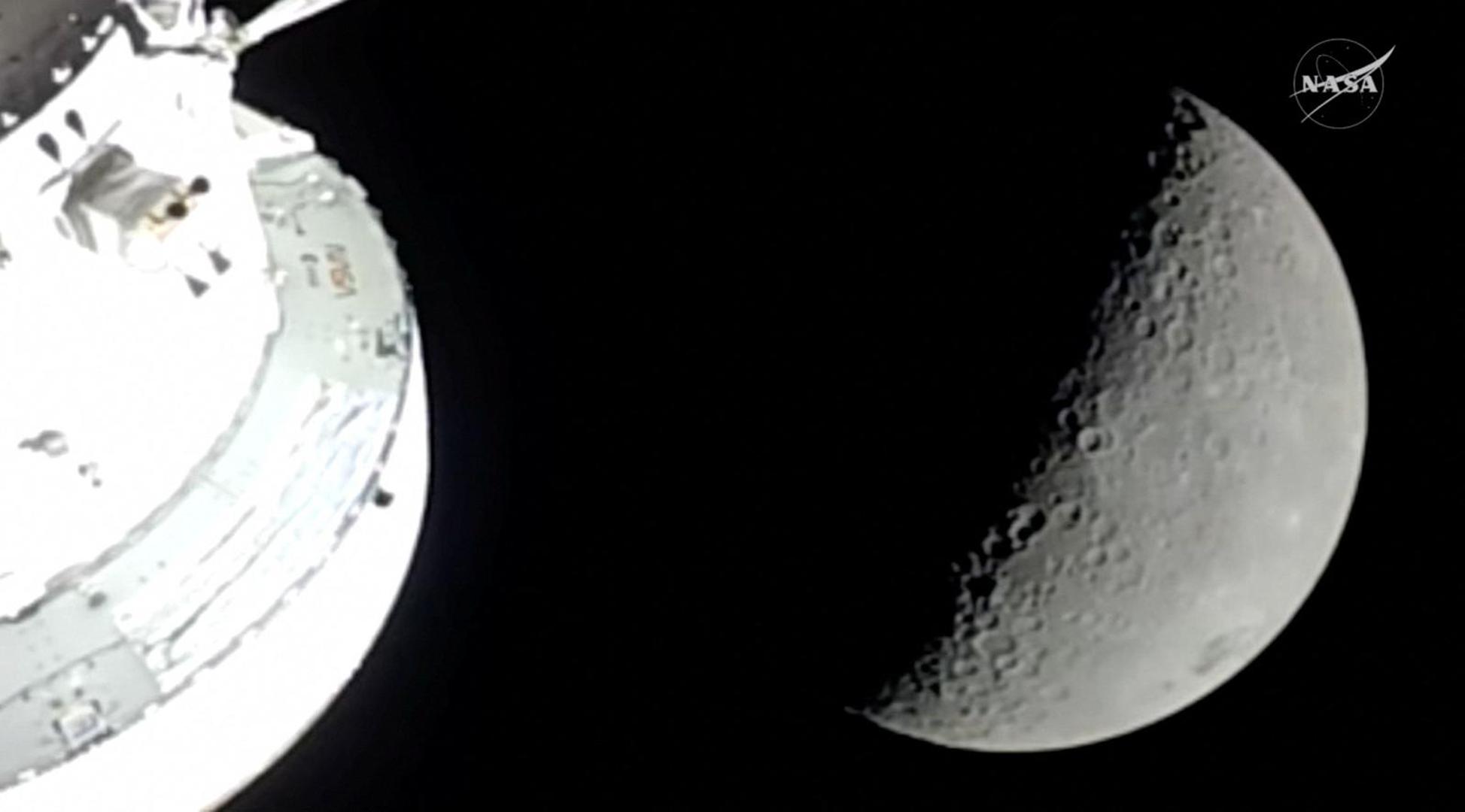 Posada Artemisa II zamračila je kabinu svemirske letjelice Orion, a astronauti su se izmjenjivali u promatranju površine Mjeseca.

