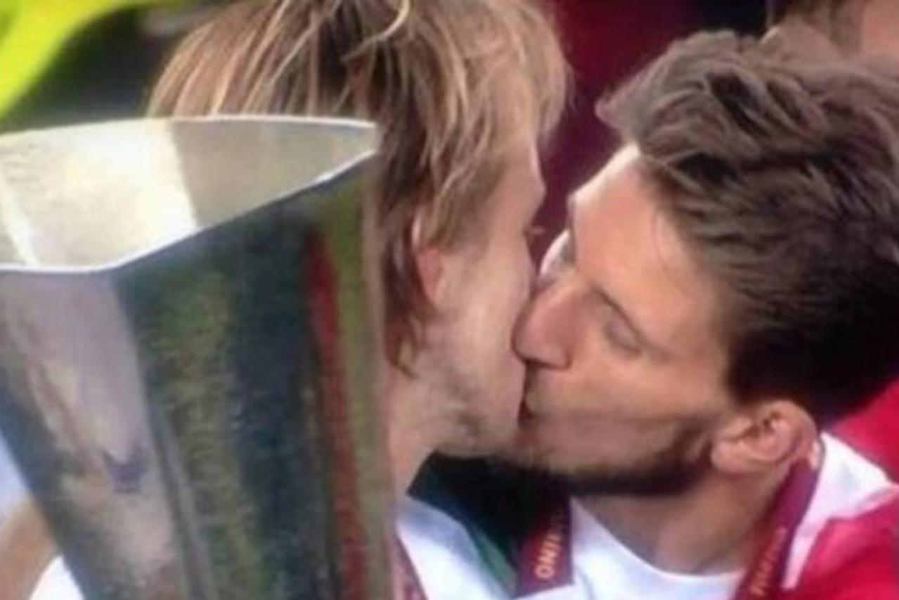 Poljubac Daniela Carriça i Ivana Rakitića