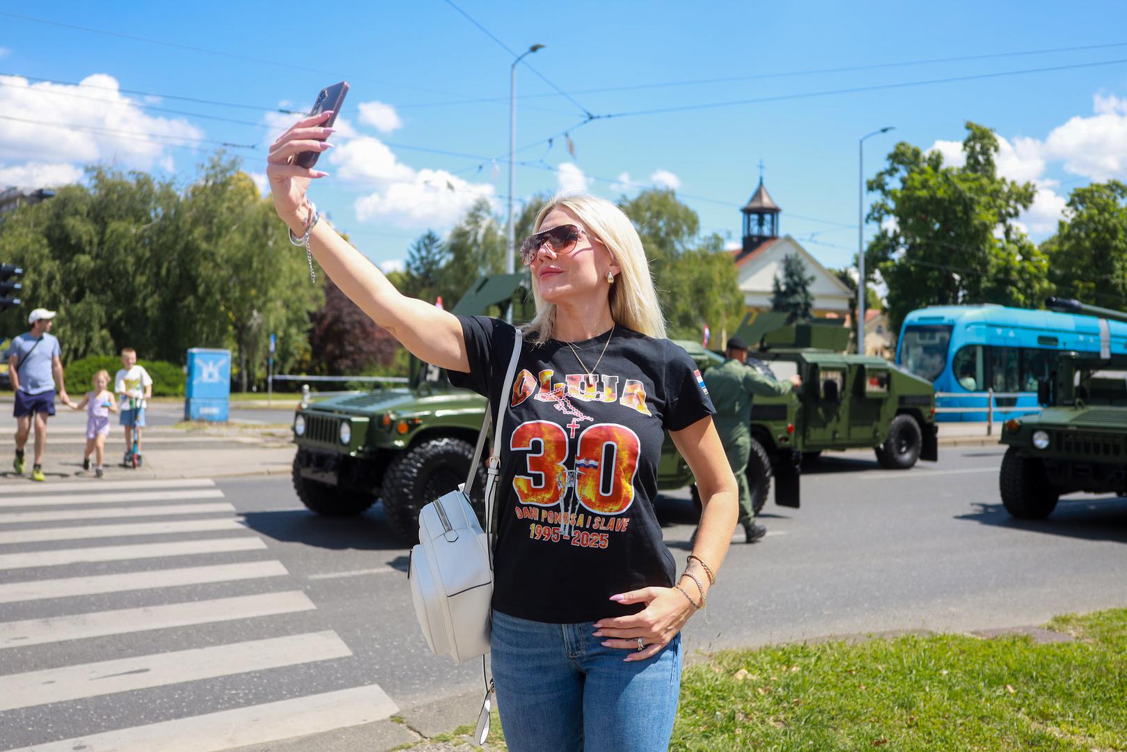 Jedna je djevojka odlučila iskoristiti priliku i napraviti 'selfie' ispred kolone koja je krenula na mimohod.
