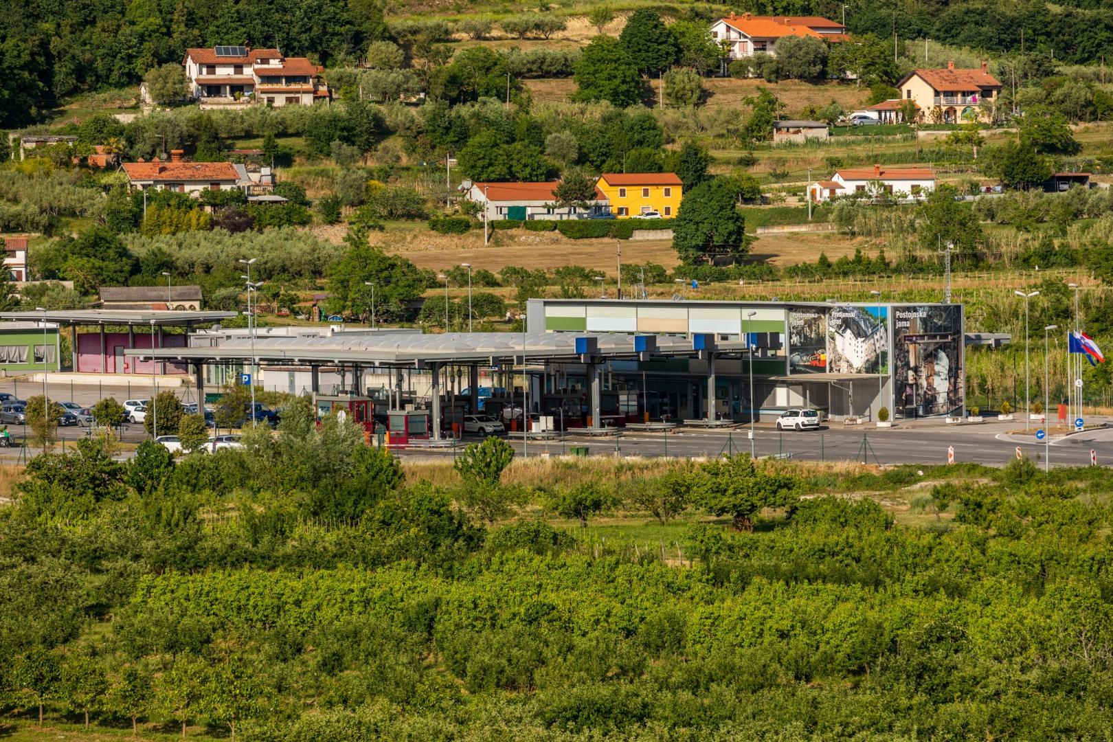 22.05.2020.. Plovanija - Strani drzavljani ulaze u Hrvatsku na granicnom prijelazu Kastel.
Photo: Srecko Niketic/PIXSELL