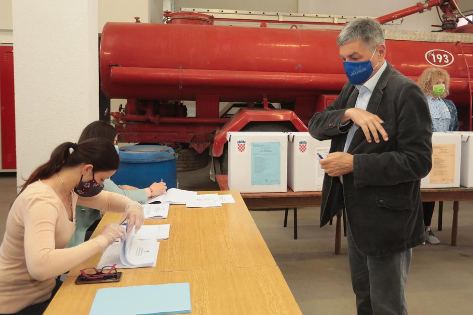 Kandidat za gradonačelnika Osijeka Vladimir Šišljagić glasovao je na lokalnim izborima