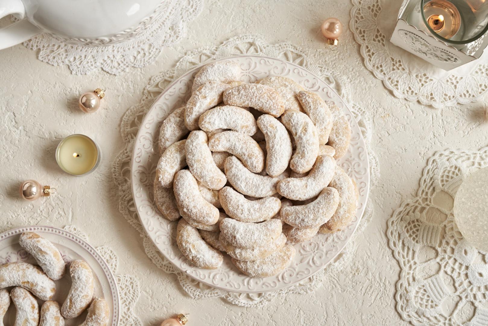 Kokos roščići: Kokos roščići su omiljeni među onima koji vole izražen, egzotičniji miris kokosa u blagdanskoj ponudi. Obično su prhki izvana, a nježni iznutra pa nestanu s pladnja brže nego što se ispeku. Često se rade u malim oblicima, a neki ih dodatno umaču u čokoladu za svečaniji dojam. Prednost im je što su jednostavni, a svejedno mirišu na praznike.