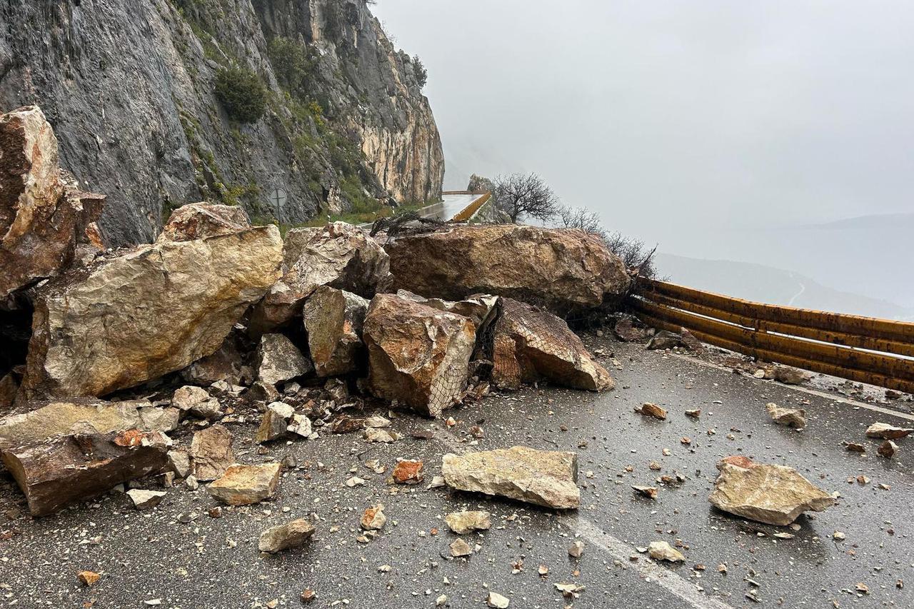Zbog odrona na prijevoju Stupica za sav promet je zatvorena cesta Makarska -Vrgorac