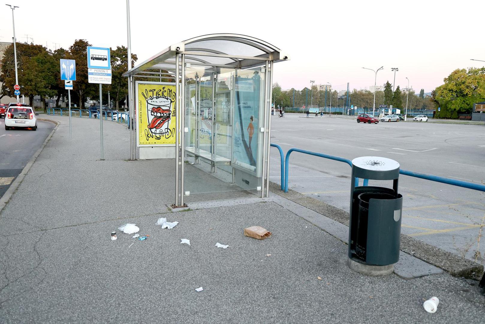 U podružnici Čistoća u utorak radi nešto više od sedam posto radnika, a u prvoj smjeni na odvoz otpada izašlo je 20 kamiona, izvijestio je Zagrebački holding. Uz odvoz otpada iz javnih, zdravstvenih i obrazovnih ustanova, odvoz je u manjoj mjeri uspostavljen i za dio građana. 