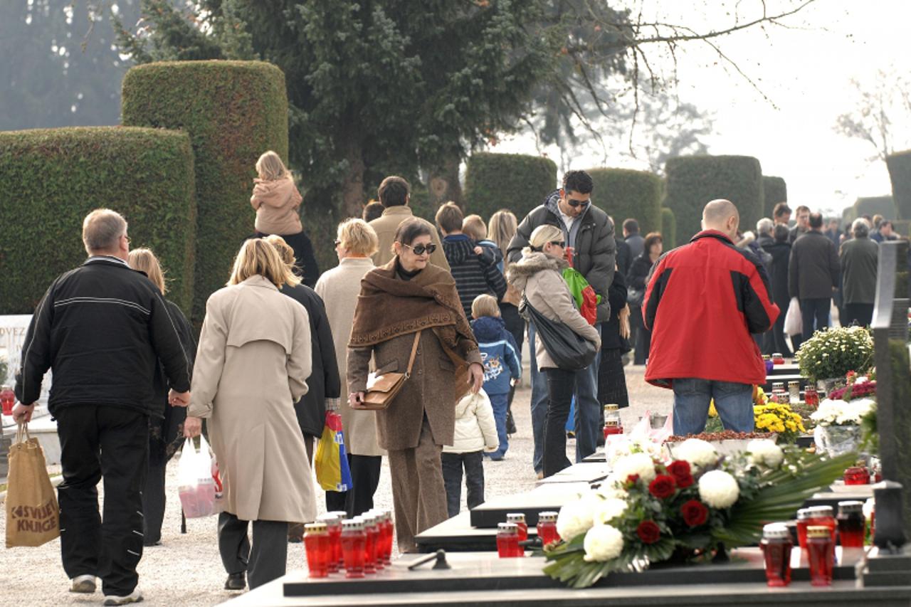 '01.11.2010., Cakvoec- GKP CAKOM upozorava gradjane da zbog ekoloskog problema cim manje pale lampase na grobovima. Photo: Vjeran Zganec Rogulja/PIXSELL'