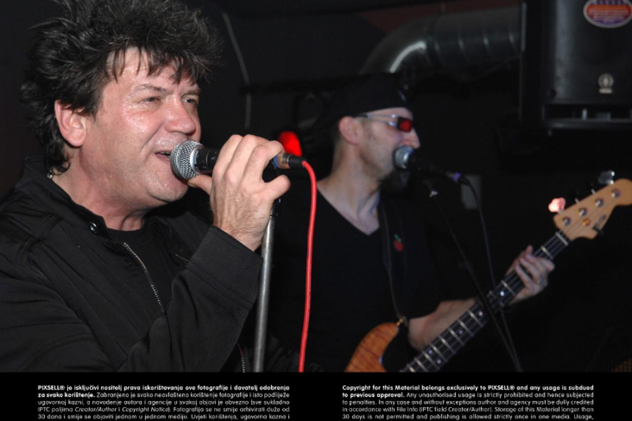 '10.03.2013., Bjelovar - U nocnom klubu Klub Crvena jabuka odrzala je koncert.Zera je sa svojim bandom zapjevao tek iza ponoci. Photo: Damir Spehar/PIXSELL'