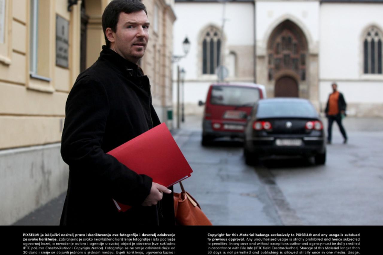 '29.11.2012., Zagreb - Branitelji i clanovi Hvidre okupili su se danas ispred Gradske skupstine i traziti da se problem branitelja koji su bespravno u gradskim stanovima uvrsti u dnevni red.  Photo: P