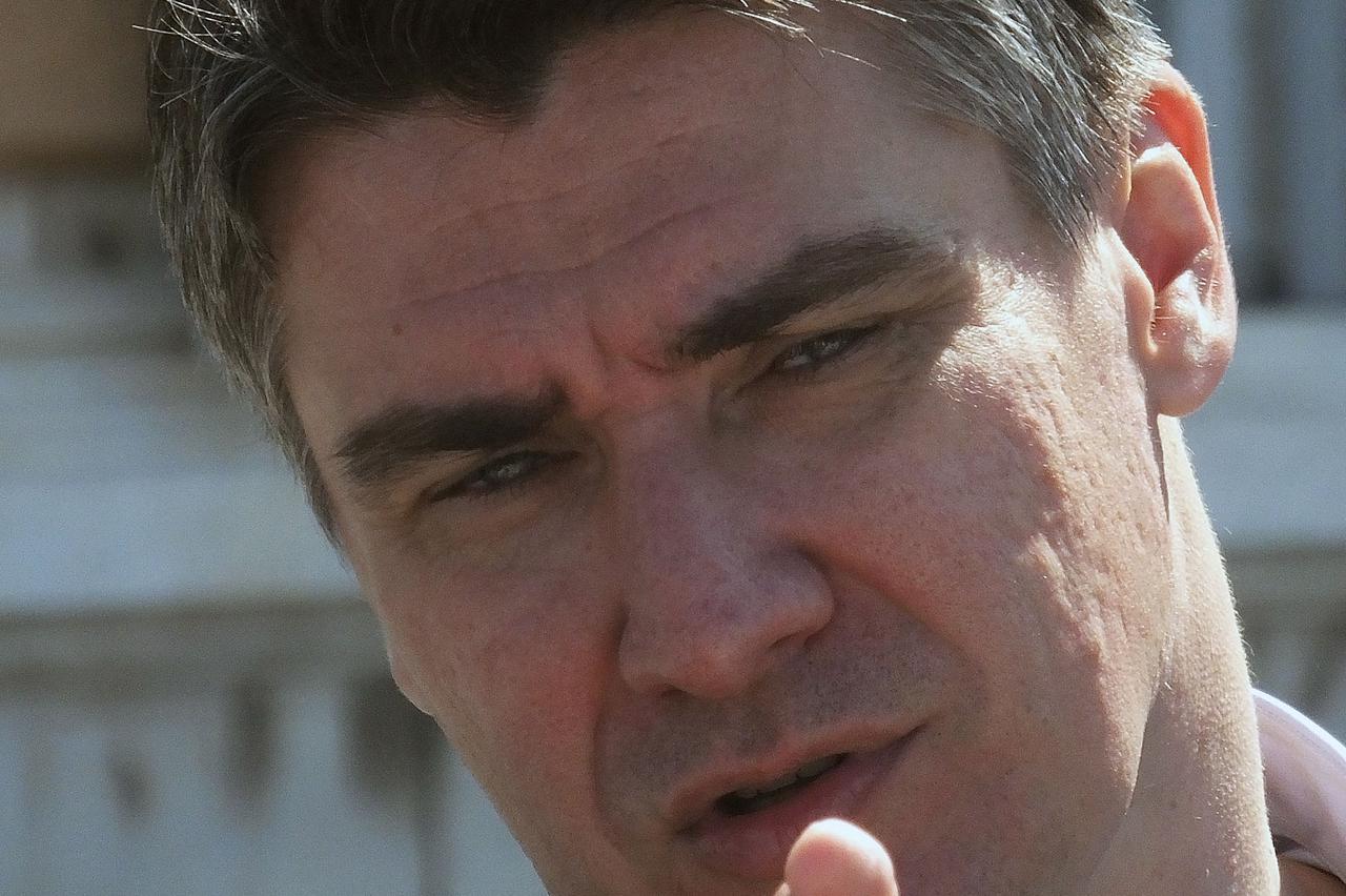 12.07.2014., Pula - Predsjednik Vlade Zoran Milanovic i ministar Branko Grcic posjetili su pulsko brodogradiliste Uljanik te se sastali i s vodstvom brodogradilista