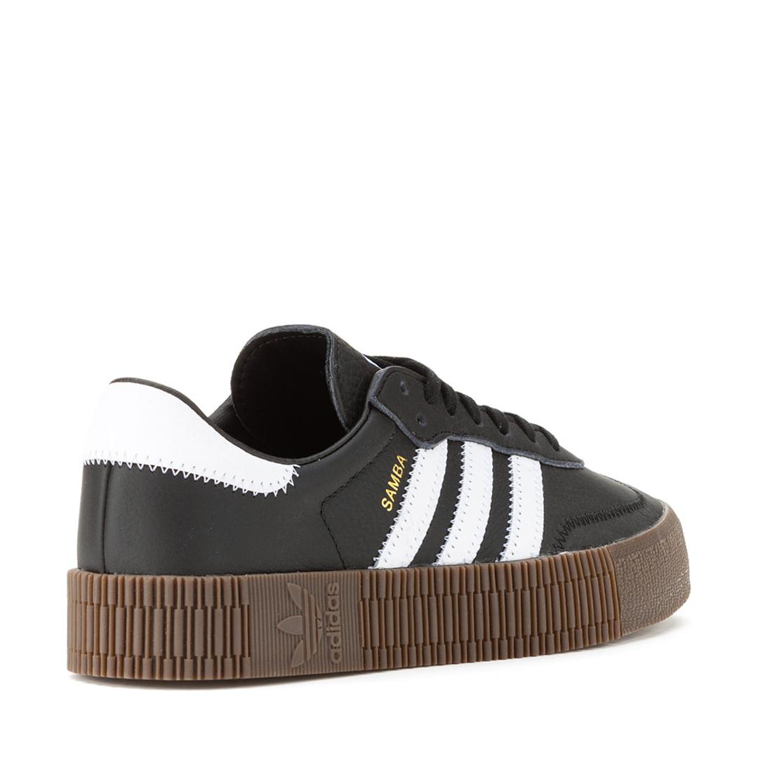 Klasična silueta tenisice osvježena je i nosi naziv adidas SAMBAROSE. 