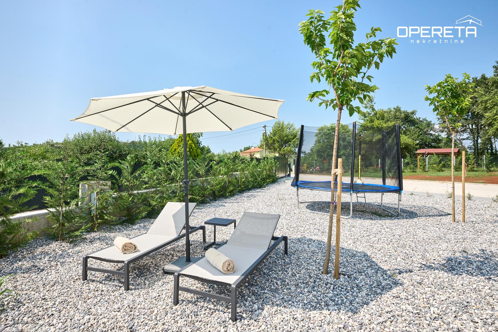 U potkrovlju se nalazi još jedna spavaća soba s kupaonicom, udoban TV room te izlaz na spektakularnu krovnu terasu s otvorenim, panoramskim pogledom na more.

