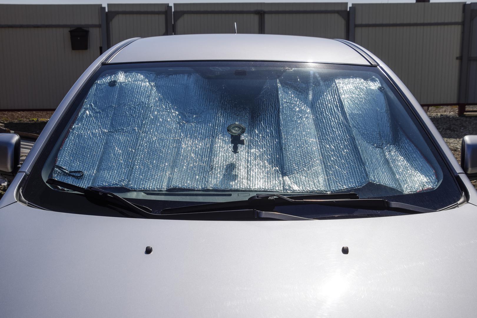 Vjetrobranski štitnik: Jedno od najčešćih i najjednostavnijih načina zaštite je upotreba štitnika koji se postavlja ispod vjetrobranskog stakla s unutrašnje strane. Takav štitnik može pomoći u sprečavanju pucanja materijala s gornje strane kontrolne ploče, a također će vam zaštiti upravljač, koji nakon dužeg "sunčanja" može biti toliko vruć da ga ne možete držati.