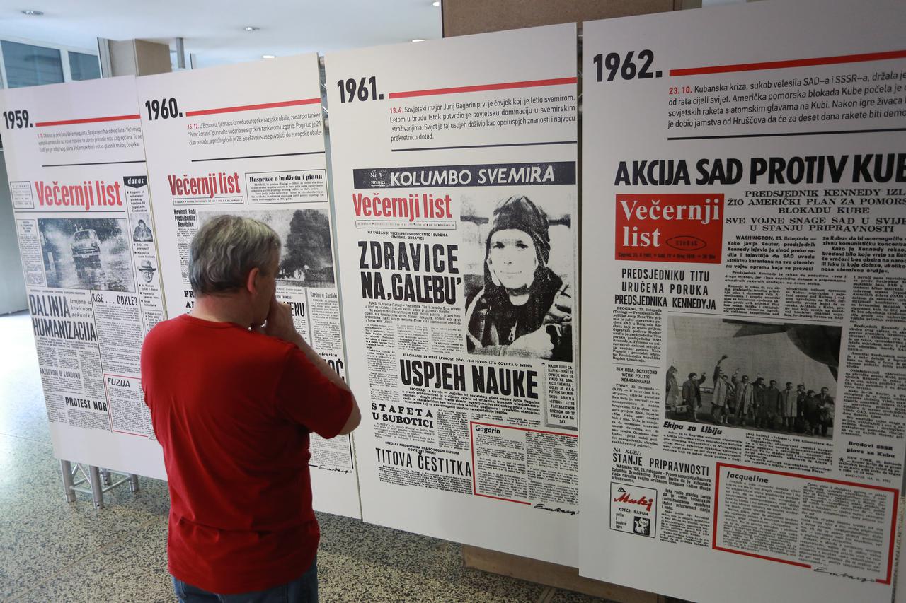 Studenti Verna razgledali izložbu o 60 godina Večernjeg lista