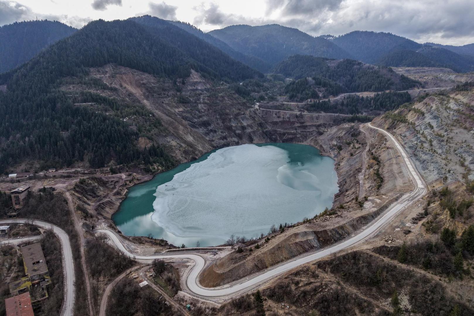 Duboko je 107 metara, dugačko 610 metara, a široko 320 metara. 

