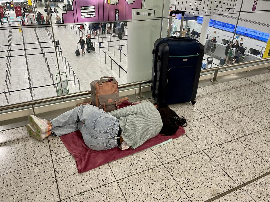 Propustite li let zbog kašnjenja prethodnog leta, ili on bude otkazan, pa ste prisiljeni negdje neplanirano noćiti između dvaju letova, za vas bi se trebao pobrinuti avioprijevoznik