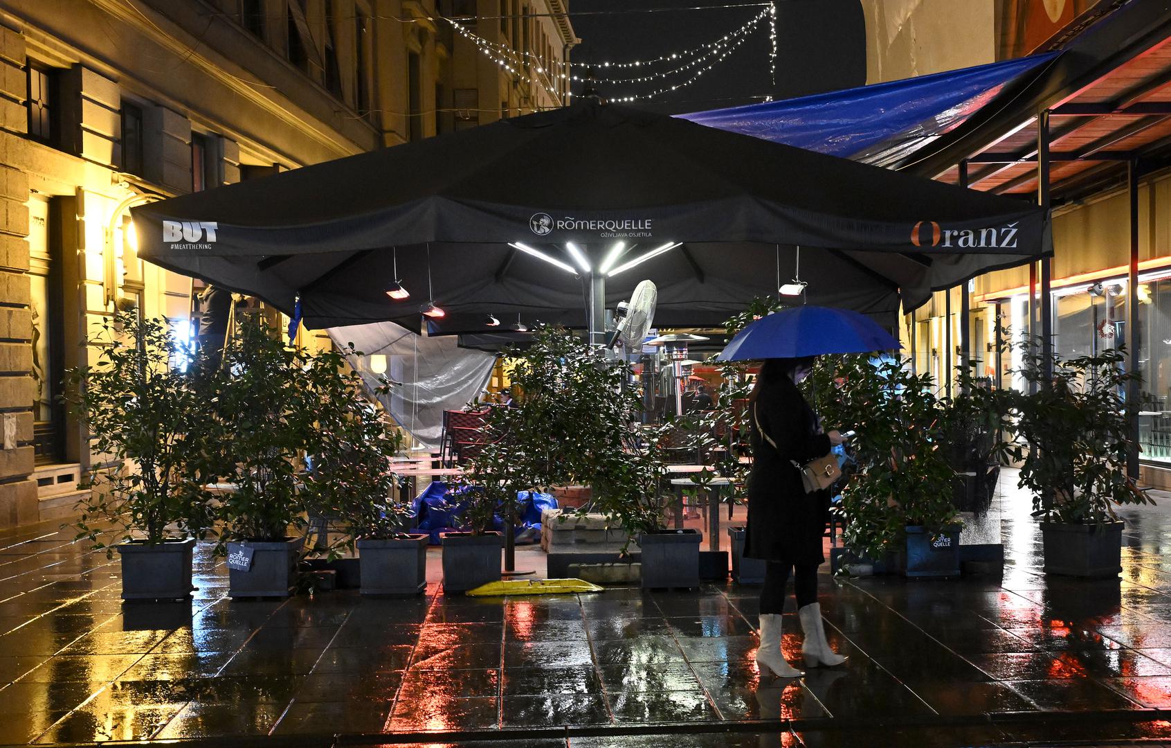 Budući da je za sutra najavljena kiša, ugostitelji u Margaretskoj ulici postavili su veliku ceradu preko suncobrana kako bi njihovi gosti mogli uživati u piću i hrani bez brige o vremenu.