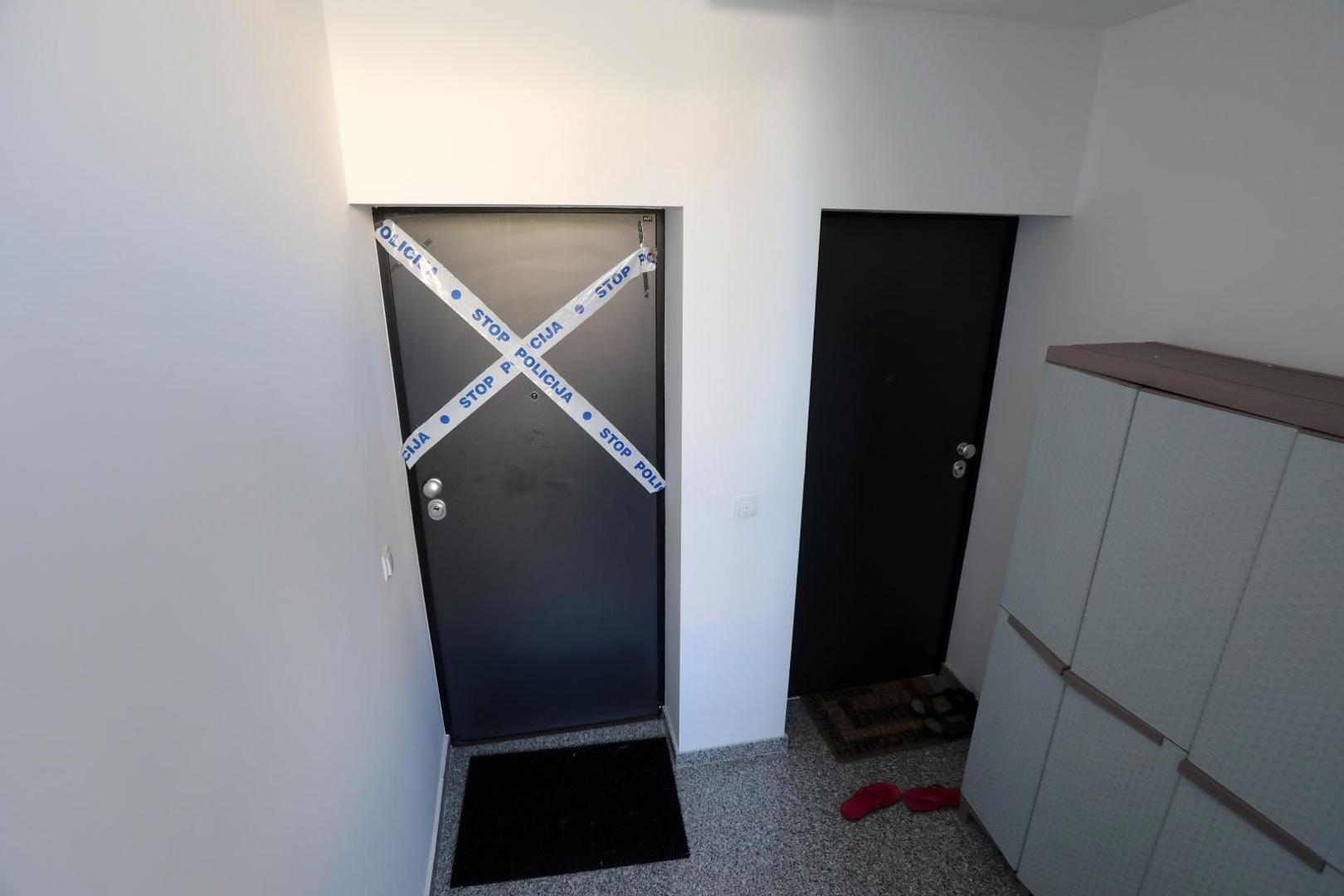 28.07.2021., Krk - Zgrada u ulici Mali Kartec u kojoj je suprug ubio suprugu. Stan u suterenu, ploicijska traka na vrartima i bijeli Volvo kojem je udubljen krov po kojem je lupao suprug ubojica.Photo: Goran Kovacic/PIXSELL