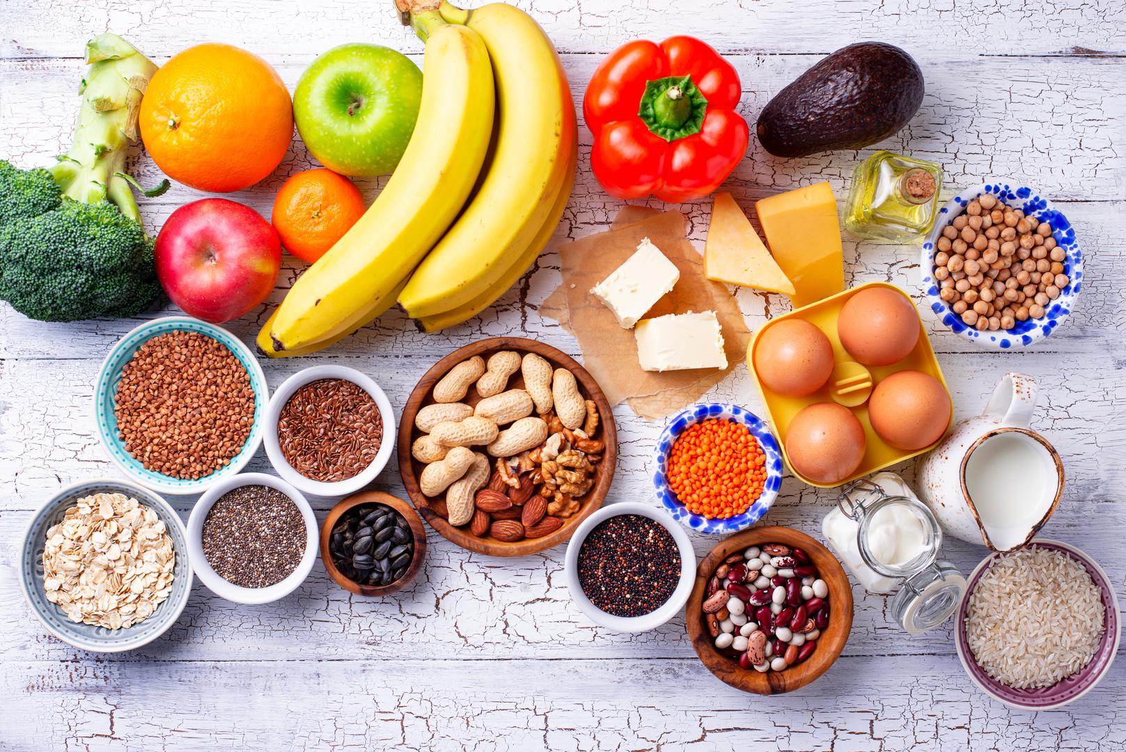 ‘Prihvaćanjem raznolikosti prehrane, osiguravamo širi spektar hranjivih tvari, njegujući rast i raznolikost crijevnih bakterija. Raznovrsni mikrobiom usko je povezan s poboljšanom probavom, boljom imunološkom funkcijom i smanjenim gastrointestinalnim i kroničnim metaboličkim poremećajima’, kaže dijetetičarka Martha Theran. ‘Samo promjenom prehrane možete promijeniti profil svoje crijevne flore u samo nekoliko dana, stoga se isplati držati puno različitog voća i povrća, zdravih proteina i masti u svakodnevnoj prehrani’, kaže Vaske.