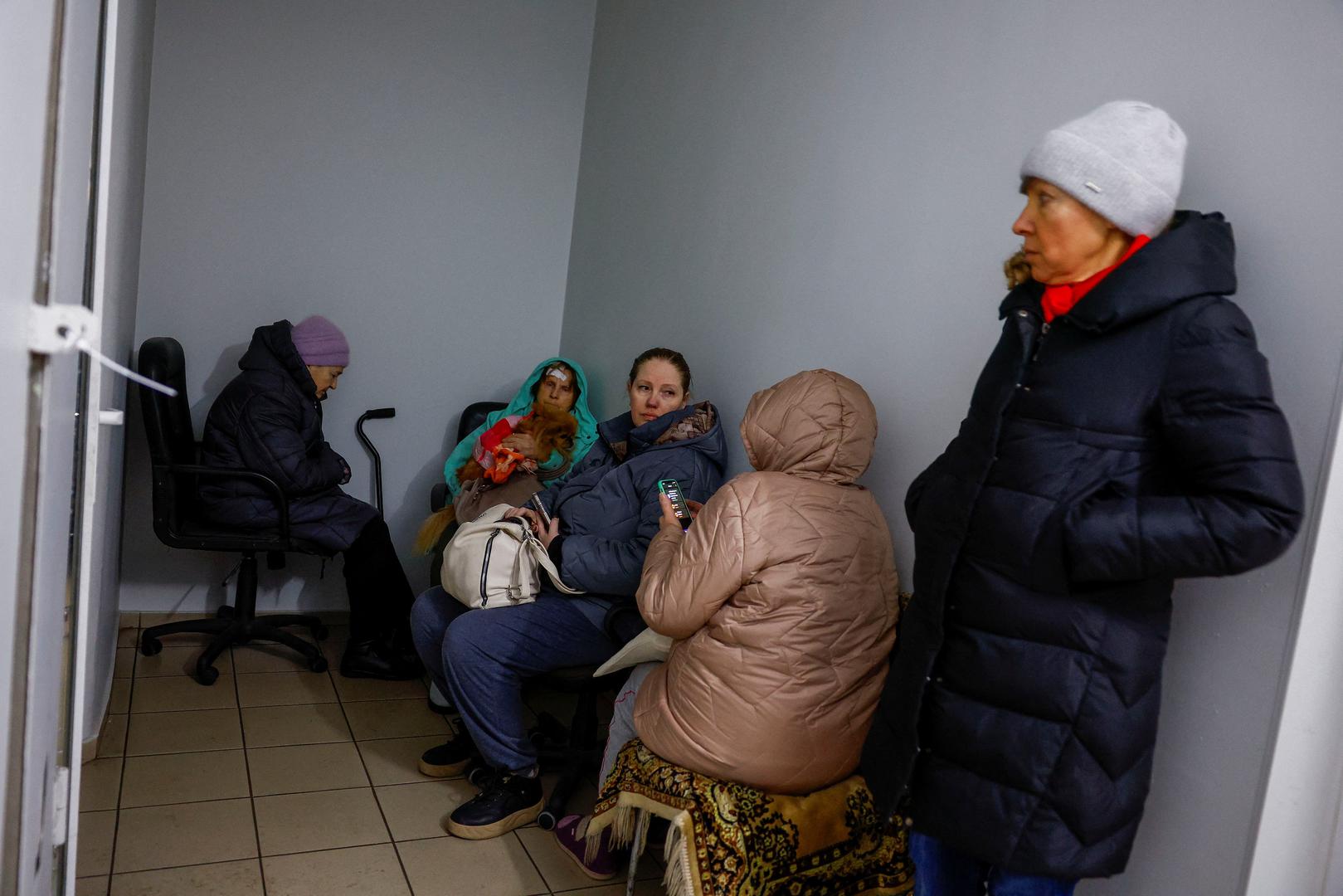 U Kijevu su odjekivale eksplozije, aktivirani su sustavi ukrajinske protuzračne obrane, a vojska je na aplikaciji Telegram objavila da se raspoređuju rakete. Zračne snage su priopćile da ruski dronovi ciljaju glavni grad te regije na sjeveroistoku i jugu zemlj