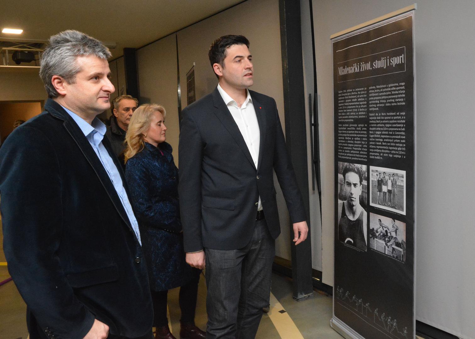Predsjednik SDP-a Davor Bernardić u Javnoj ustanovi Spomen područja Jasenovac razgledao je izložbu posvećenu Borisu Hanžekoviću, vrhunskom atletičaru prije Drugog svjetskog rata kojeg je ustaški režim poslao u logor u kojemu je i umro