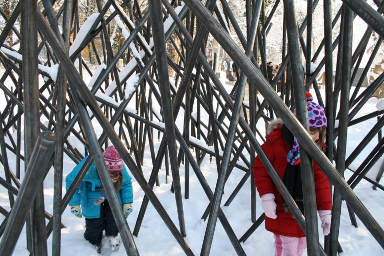 'Ante Rasic - skulptrua Ovalna kisa - postavljena 20. prosinca 2009. u Parku skulptura Jakovlje  foto marko rasic'