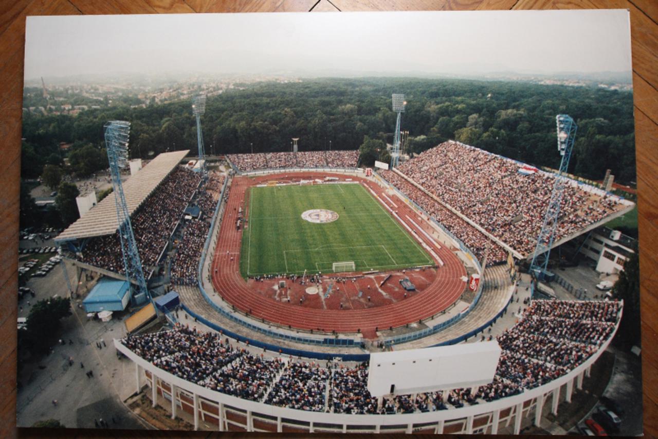 '25.03.2010.,Zagreb,Hrvatska - Stadion u Maksimiru.Jucer prije pocetka utakmice Dinamo - Hajduk na stepenistu sjeverne tribine otpale su 4 keramicke plocice.Na radnike koji su dosli ocostiti nered kas