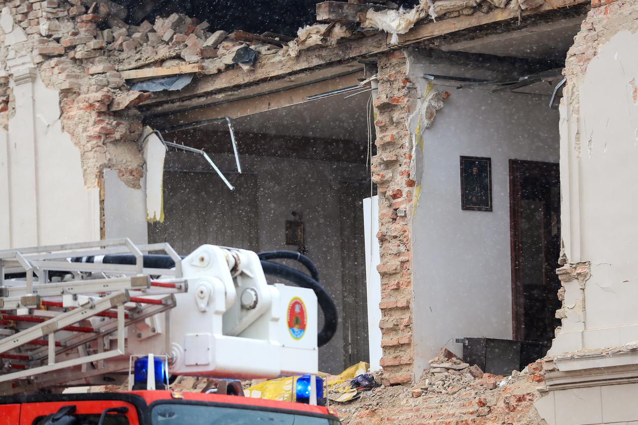 Snježna nedjelja u potresom razrušenoj Petrinji